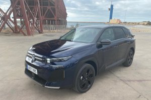 El nuevo Aircross junto a la ballena de Gabriel durante la prueba