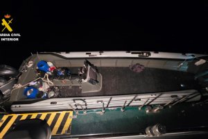 La embarcación 'go fast' interceptada por la Guardia Civil en Níjar.