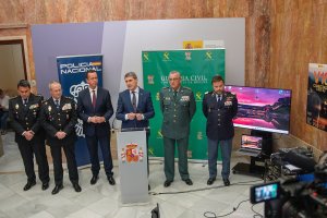 Declaración ante los medios del delegado del Gobierno en Andalucía, Pedro Fernández, junto a altos mandos de Policía Nacional y Guardia Civil.