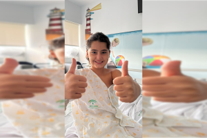 La pequeña Laia, en el hospital, donde a pesar de la enfermedad no pierde la sonrisa.