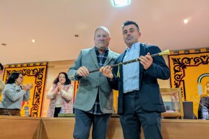 El ya exregidor Rodrigo Sánchez entrega la vara de mando al nuevo alcalde de Fines, José Manuel López (derecha).