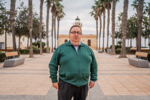 El concejal de Deportes posa para LA VOZ frente al faro de Roquetas de Mar, ese rincón que tanto le gusta y por el que pasea.