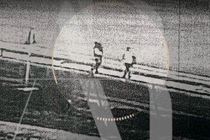 Una de las imágenes capatadas por las cámaras en las que se aprecia a ambos adultos transportando al menor ya sin vida.