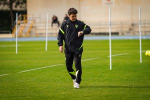 Rubi mira la hora en el entrenamiento del campo Anexo del Mediterráneo.
