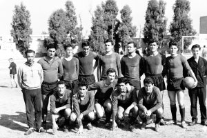 El Jarropo, masajista y tillero, posando con los jugadores del Pavía de 1963. En la foto, entre otros: Segura Madrid, Alcalde, Kike, Tijers, Vizcaíno, Amate, Cecilio, Juani, Rafa, Rigaud y Pedro Bretones.