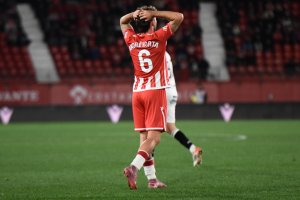 André Horta con las manos en la cabeza.