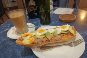 Café con lecha y tostada de de atún, aguacate y huevo duro del Pub Window.