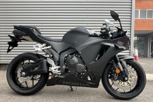 El motor empleado en la CBR600RR es un cuatro cilindros de 599 cc, con
cuatro válvulas por cilindro.