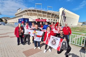 La Peña Orgullo Almeriense en los exteriores de La Rosaleda en el partido de la pasada temporada.