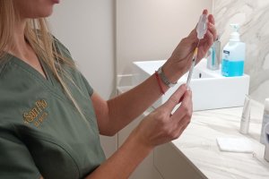 Preparación de un tratamiento de medicina estética en Clínica San Pío
