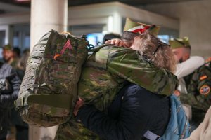 Abrazo de despedida de un legionario en el Aeropuerto de Almería.