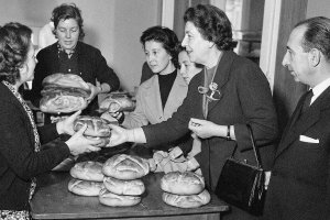 Doña Dora y su esposo en uno de los encuentros que anualmente se organizaban para ayudar a las familias más necesitadas en los días señalados de Navidad. 1956.