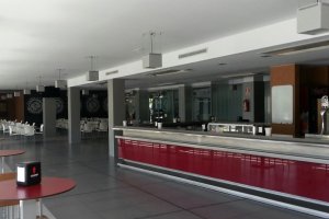 Interior de la cafetería del edificio central de la Universidad de Almería