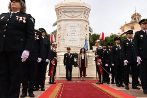 La alcaldesa de Almería y el Superintendente Jefe de la Policía Local depositan la corona funeraria en el monumento de Los Mártires de la Libertad.