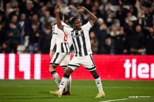 El Castellón se ha colado en la fiesta del ascenso directo.