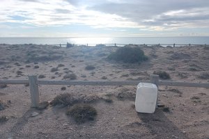 Bidón junto a la playa de Torregarcía, en pleno Parque Natural de Cabo de Gata.