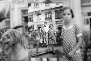 En los años 30 los niños de Almería se retrataban en el caballo de cartón del fotógrafo ambulante en la plaza frente al edificio de Correos.