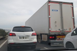 Imagen de vehñiculos en plena retención en la A-7 esta mañana.