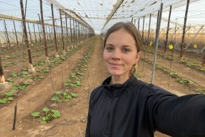 Samanta en su invernadero.