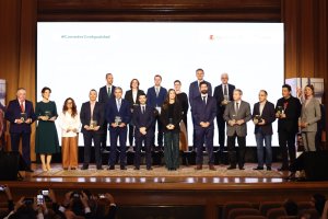 La Reina Doña Letizia ha hecho entrega del Premio Estrategia NAOS 2024, en la categoría del ámbito laboral, al presidente de UNICA, José Martínez Portero