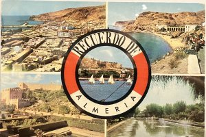 Típica postal almeriense de los años 60 con una imagen aérea del centro histórico y el puerto, al lado la playa del Palmer, la Alcazaba y una de las fuentes del Parque.