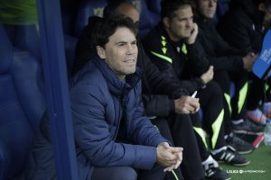 El entrenador del equipo almeriense, atento en el banquillo de La Rosaleda.