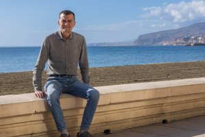 Antonio Maíllo, fotografiado en el Paseo Marítimo de Almería, cerca de la sede provincial de Izquierda Unida.