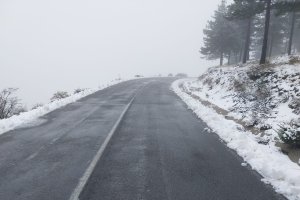 Una de las carreteras con nieve y hielo en la calzada