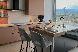 Proyecto de cocina a medida con isla central, materiales de calidad y una distribución pensada para el uso diario.