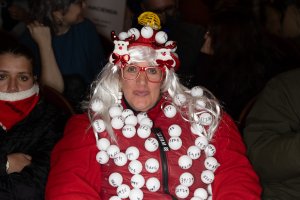 Una mujer disfrazada espera a que empiece el Sorteo Extraordinario de la Lotería de Navidad 2025.