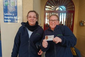 María del Mar y María, agraciadas con un quinto premio en Roquetas de Mar.