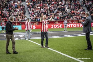 Redondo saludando a los aficionados de El Molinón que le rendían homenaje.
