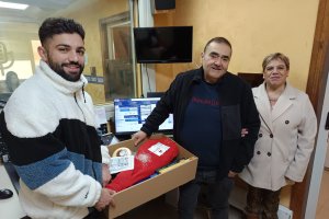 La familia Padilla Casas recibiendo la cesta de Urci Hormigones en la Cadena SER.