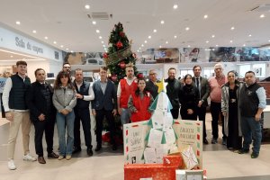 Los participantes de "El arbol de los sueños" en las instalaciones de Automotor Costa