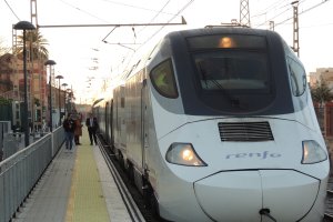 El Alvia 730 en la estación de Huércal-Viator antes de iniciar el trayecto hasta Madrid por Granada, Antequera y Córdoba.
