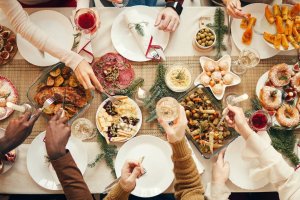 Mesa de Navidad repleta de comida