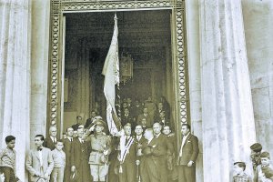 El Pendón de Castilla en la puerta de la antigua Escuela de Artes de la calle Javier Sanz en los años  de la República.
