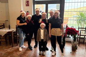 El equipo de El Fogón de Theo, un restaurante que ha hecho de la cocina casera y el trato cercano su seña de identidad en Antas.