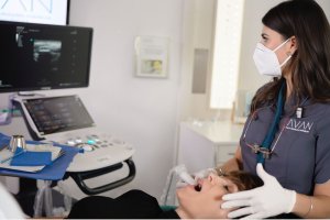 Atención profesional y cercana en los servicios de Clínica Avan, pensados como regalo de bienestar.