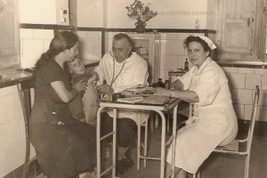 Don Federico Utrera atendiendo a un pequeño paciente/. Colección: Victoria Cuenca.