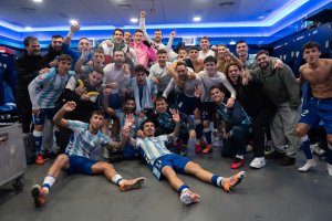 La plantilla del Málaga celebrando la victoria frente al Almería.