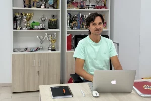 Entre los despachos y el campo para lanzar a los jugadores del mañana.