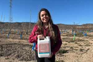 Francisca Villegas, Product Manager de Futureco Bioscience, durante una visita técnica a un huerto de cerezos tratado con Sincronitza®, bioestimulante desarrollado para mejorar la uniformidad de la brotación y la floración.