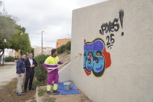 Limpieza de una pintada en la capital