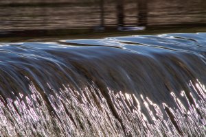 Entre los objetivos principales de la Estrategia destacan contribuir al cumplimiento de los objetivos ambientales de la planificación hidrológica, reduciendo presiones sobre masas de agua y sus ecosistemas asociados y asegurar la disponibilidad y garantía del abastecimiento a la población, aportando recursos alternativos o liberando recursos convencionales para usos esenciales.