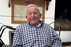 Su simpatía habitual, sinceridad, cariño y respeto hacia los demás le han hecho acreedor del afecto popular de todo el pueblo roquetero.