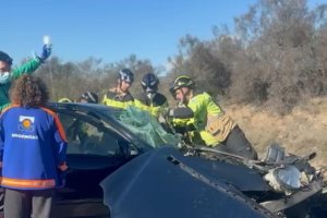 Imagen de los Bomberos liberando a una de las personas atrapadas en el accidente de tráfico de Tabernas.