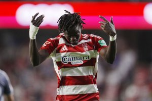 Souleyman Faye celebrando uno de sus dos goles a la Real Sociedad B.