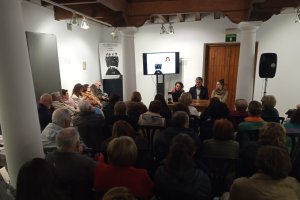 Mucho público en la presentación del libro de Ana María Callejón.