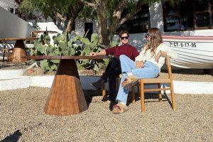 El cantante almeriense junto a su mujer Rosanna Zanetti en Almería.